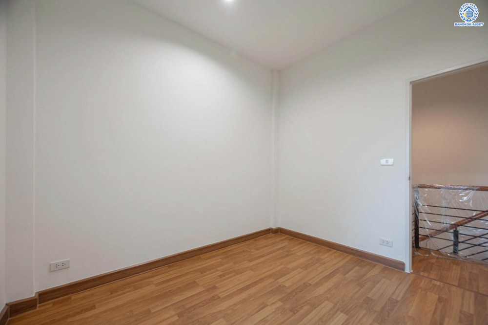 บ้านมือสอง โครงการ วิสต้าอเวนิว เพชรเกษม81 หลังมุม จาก SC Asset เนื้อที่กว้าง 31.7 ตร.ว. ฟังก์ชัน 3 ห้องนอน 2 ห้องน้ำ 1 ที่จอดรถ ราคาถูก และคุ้มค่าที่สุดในโครงการ! บนทำเลศักยภาพ เข้า-ออกหลายเส้นทาง อาทิ ถนนเพชรเกษม ถนนพุทธมณฑลสาย3 ใกล้รถไฟฟ้าสายสีน้ำเงิน(ส่วนต่อขยาย)